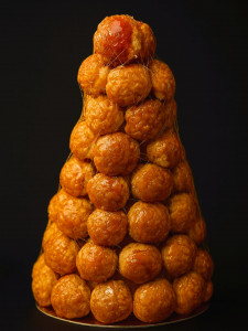 Croquembouche – vytvořte si ikonickou francouzskou delikatesu!