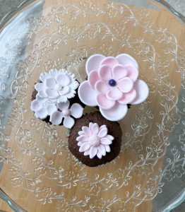 Jarní cupcakes s květinami a velikonočními motivy